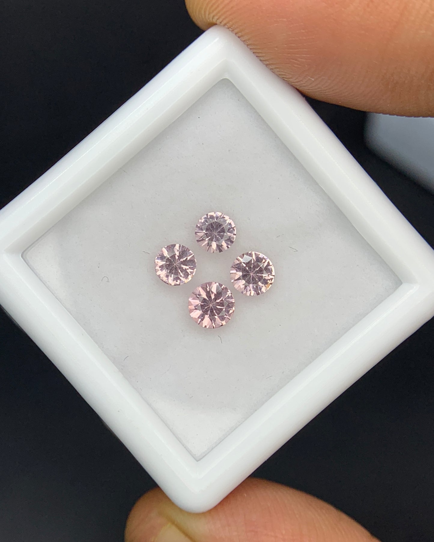 Natural Rare Dragon Garnet / Fluorescent Chromium Vanadium Malaya Garnet Lot 0.82 Carat Mix Size Round Shape Faceted Gemstone 4 Piece Lot