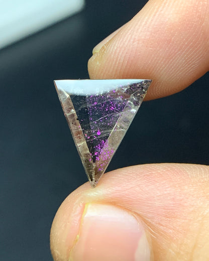 Natural Rare Pink Fire Quartz 4.34 Carat 16x11.5x4.5 MM Freeform Shape Covellite Quartz Gemstone from Brazil 
