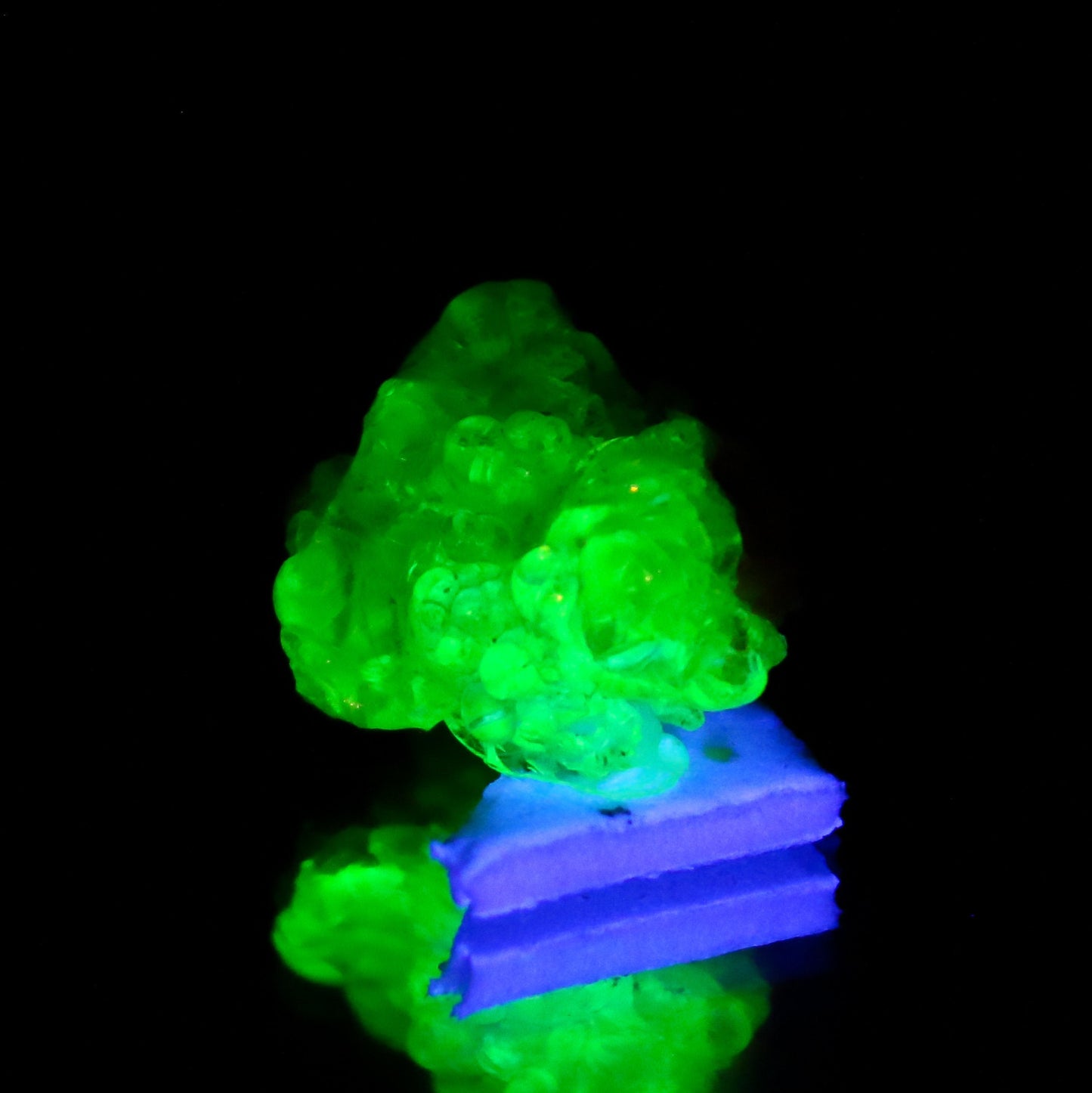 Natural Rare Daylight Fluorescent Hyalite Opal Specimen Rough 9.16 Carat Color Change Raw Gemstone